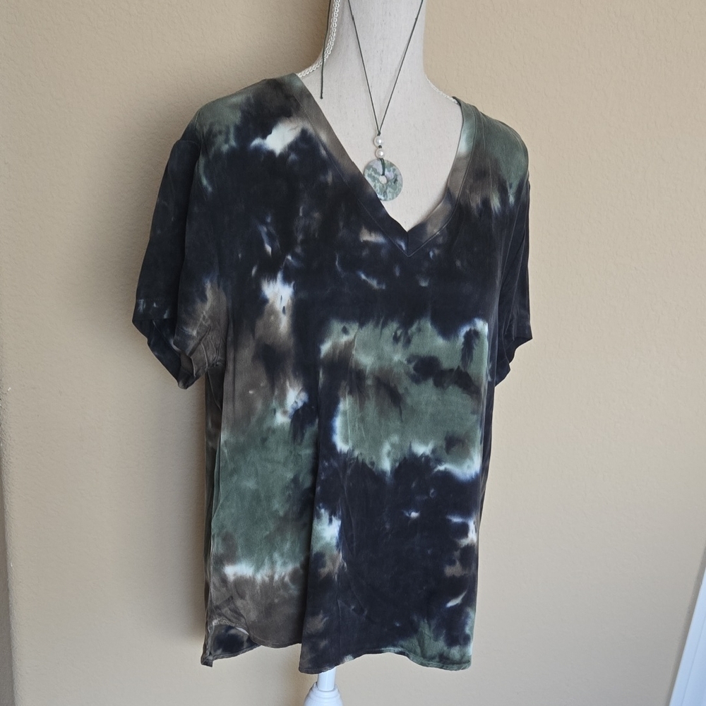 Cloth & Stone Evereve Hi-Low V-Neck Camo Tie Dye Satiny Tee Green/Black EUC - M - Picture 2 of 8